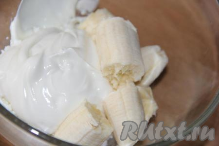 Бананы очистить, поломать на кусочки и добавить в миску к творогу и сметане. Всыпать сахар (я не использовала сахар, так как готовила десерт для ребенка).