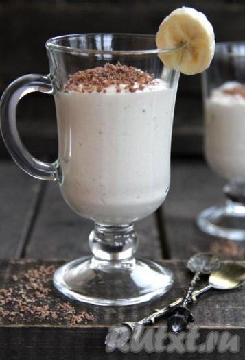 Разложить готовый творожно-банановый крем по креманкам, верх можно посыпать шоколадом, какао или дроблёными орехами и подать к столу. Такой крем прекрасно подойдёт и для прослаивания тортов или другой выпечки.