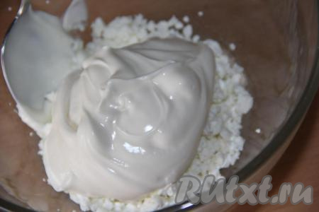 Добавить сметану.