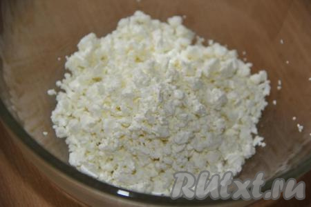 Творог поместить в глубокую миску, удобную для взбивания.