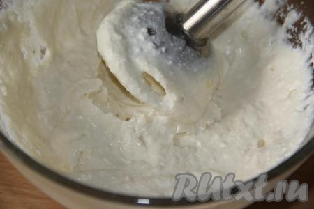 С помощью погружного блендера хорошо пробить массу до пышного и однородного состояния. Наш творожно-банановый крем готов, можно его использовать по назначению. Я подала его в качестве десерта.