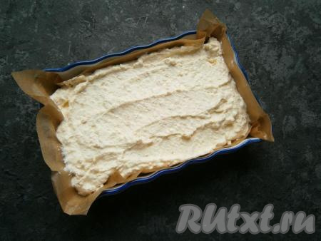 Творожную массу выложить  в форму, разровнять.