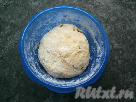 Замесить нежное, мягкое, но не липнущее тесто.