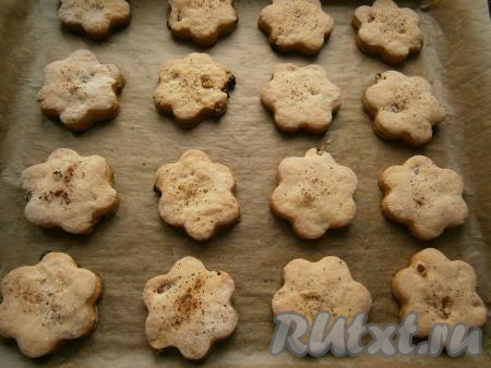 Выпекать творожно-песочное печенье в разогретой до 180 градусов духовке 20-25 минут.