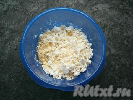 Погружным блендером взбить масло с яйцами и сахаром до однородности, затем добавить творог.