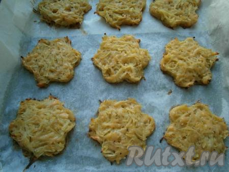 Запекать картофельные драники с сыром в разогретой духовке при температуре 180-190 градусов около 25 минут (до легкого зарумянивания).