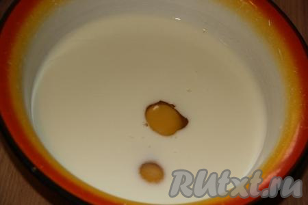 Приготовим тесто для блинов, для этого нужно соединить молоко и воду, добавить яйца, соль и сахар.