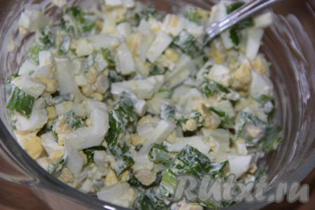 Тщательно перемешать зелёный, лук, яйца, майонез и начинка для фарширования блинов готова.