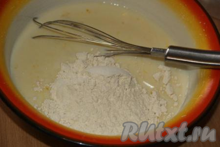 Слегка перемешать, а затем всыпать муку.