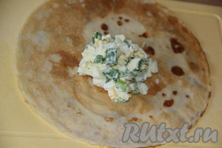 На блин выложить 1 столовую ложку начинки.