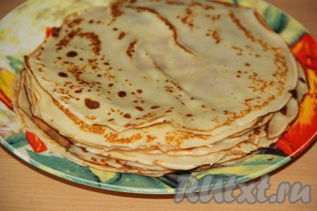 Жарить блинчик с двух сторон до золотистого цвета. Приготовить таким образом все блины, они получатся аппетитными и достаточно тоненькими.