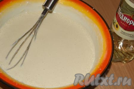 Перемешать тесто венчиком до однородного состояния. Добавить растительное масло, перемешать и дать тесту постоять минут 10.