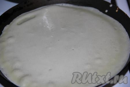 Выпекать блинчики на раскалённой сковороде на среднем огне. Я смазывала сковороду маслом только перед первым блином. Налить на сковороду немного теста, равномерно распределить.