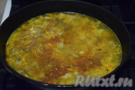 Добавляем соль, специи и черный молотый перец по вкусу.