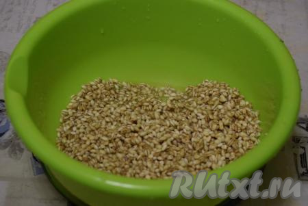 Для начала подготовим перловую крупу. Для того чтобы наше блюдо получилось вкусным и рассыпчатым, предварительно промоем крупу до прозрачности воды, далее замочим ее&nbsp;в кипятке (на 1 стакан перловки 3 стакана кипятка) и оставим набухать на 2-3 часа.