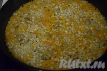 Наша&nbsp;перловка&nbsp;с шампиньонами, луком и морковью&nbsp;будет готова,&nbsp;когда вода полностью впитается, а крупинки станут мягкими и рассыпчатыми.