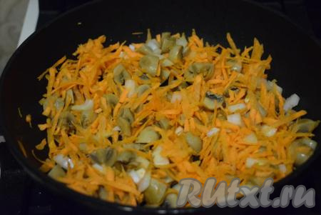 К слегка обжаренным шампиньонам добавляем измельченные лук и морковь, тушим, накрыв сковороду крышкой, до готовности овощей на небольшом огне (примерно, 15 минут), иногда перемешивая.