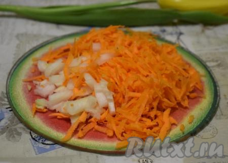 Пока крупа набухает,&nbsp;подготовим овощи. Морковь и репчатый лук очистим. Луковицу нарежем на мелкие кубики,&nbsp;морковь натрем на крупной терке.