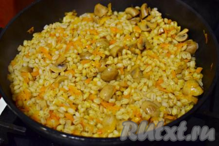 Останется укутать сковороду полотенцем на 25-30 минут, для того чтобы перловка окончательно "дошла". Далее готовую перловку с грибами и овощами, посыпав мелко нарезанной зеленью, можно подавать к столу.