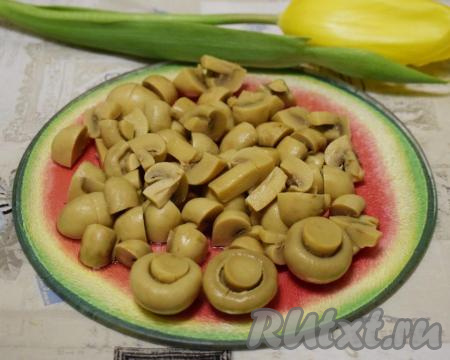 Шампиньоны промоем, очистим от кожицы и нарежем на крупные дольки. Для этого блюда можно брать не только свежие грибы, но и отварные консервированные шампиньоны (они&nbsp;не маринованные, практически пресные, и похожи&nbsp;по вкусу на свежие шампиньоны), как, например, сделала я.