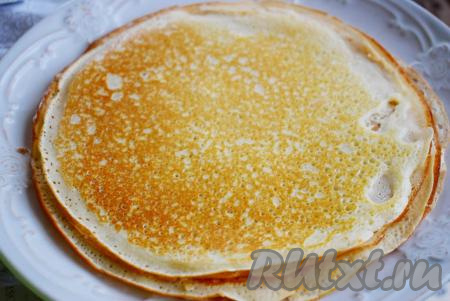 Готовые блинчики снимаем со сковороды и смазываем кусочком сливочного масла.