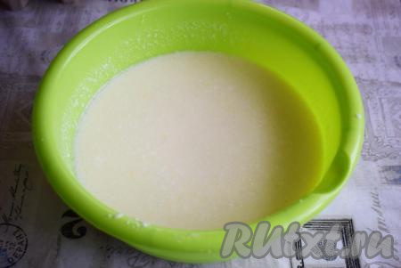 Далее в яичную смесь вливаем кефир и хорошо перемешиваем.