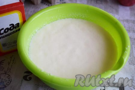 Добавляем не гашеную соду и перемешиваем, сода даст бурную реакцию с кефиром.