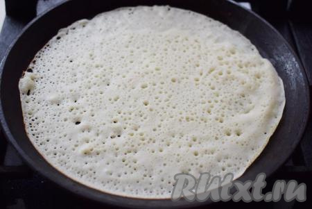 Хорошо разогреваем сковороду, смазываем ее растительным маслом перед выпечкой первого блинчика, далее жарим блины на среднем огне на сухой сковороде (без масла), примерно, 1-1,5 минуты сначала с одной стороны.