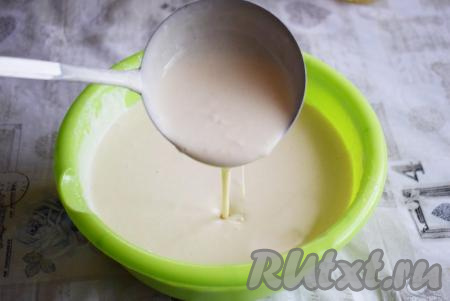 Наше блинное тесто, замешанное на кефире и воде, готово, теперь надо дать ему постоять, примерно, 20-30 минут, для того чтобы клейковина муки разбухла и тесто стало еще более гладким и однородным.