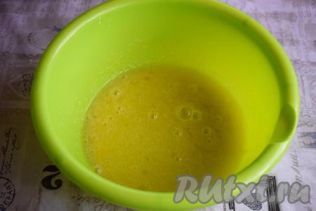 Вилкой перемешиваем яйца с солью и сахаром до однородности.