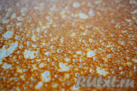 Блинчики отлично пузырятся и дают много мелких дырочек. На фото видно, какая красивая структура получается.