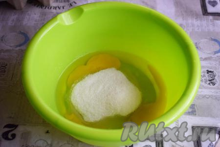 Яйца вбиваем в глубокую миску, добавляем соль и&nbsp;сахар.