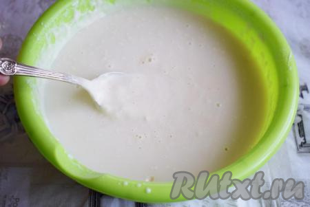 Тесто на кефире получится густым, разбавляем его теплой водой (температура воды, примерно, 40 градусов) до требуемой консистенции. Тут руководствуйтесь своим вкусом, если любите блины потоньше, то воды можно добавить побольше. Я добавляю 1 стакан воды, получается тесто, напоминающее по консистенции сгущенное молоко, и блины у меня получаются чуть плотными и мягкими, средними по толщине.