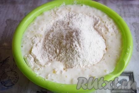 Затем всыпаем муку и вилкой перемешиваем до однородности.