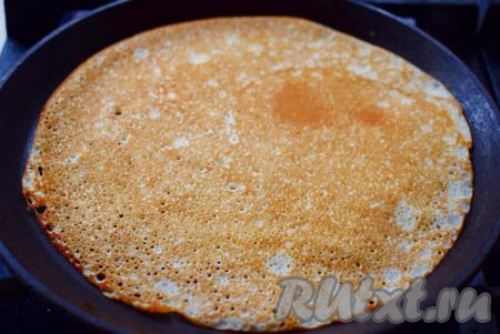 Переворачиваем и печем с другой стороны, примерно, полминуты (до подрумянивания). Таким образом готовим все блинчики.