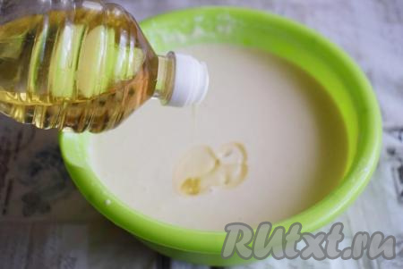 Хорошо перемешиваем тесто и добавляем в него 3 столовые ложки растительного масла. Растительное масло в тесте будет препятствовать прилипанию блинов к сковороде во время выпечки, что даст нам возможность жарить блины, не смазывая сковороду (точнее будем смазывать сковороду&nbsp;только перед выпечкой первого блина).