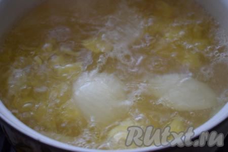 После закипания уменьшаем огонь, солим бульон и варим до готовности картошки (примерно, 12-15&nbsp;минут). Время варки зависит от сорта картофеля и величины нарезки.