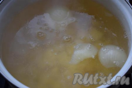 Когда вода с луком и лавровым листом проварится 5-7 минут, выкладываем в кастрюлю с бульоном картофель.
