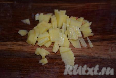 А четвертую картофелину режу очень мелко (еще можно натереть картофелину на крупной терке), для того чтобы она в процессе приготовления постного борща полностью разварилась и сделала бульон более насыщенным.