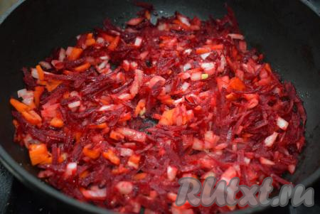 Далее в сковороду наливаем растительное масло, разогреваем, выкладываем лук, свеклу и морковь, слегка их присаливаем, чтобы овощи пустили сок.