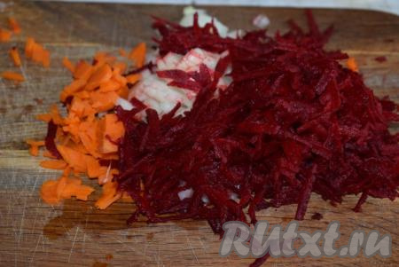 Пока варится картофель, приготовим зажарку. Очистим свеклу, морковь и оставшуюся половину луковицы. Лук нарежем мелкими кубиками, морковь нарежем мелко (или натрем на&nbsp;терке), свеклу натрем на крупной терке.