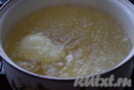 Для начала нальем воду в кастрюлю, отправим на огонь и доведём до кипения. Затем добавим половину очищенной луковицы, лавровый лист&nbsp;и будем варить на небольшом огне, примерно, 5-7 минут с момента закипания. Лук и лавровый лист дадут аромат нашему бульону (в бульон можно положить и морковь, но у меня под рукой ее не оказалось).