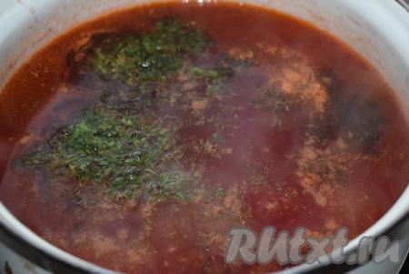 Далее уменьшаем огонь, добавляем по вкусу соль, чёрный молотый перец, специи и мелко нарезанную зелень.