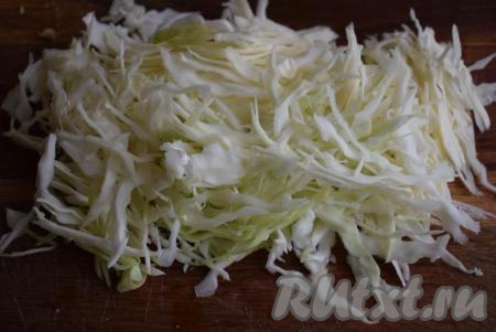 Нарезаем тонко капусту.