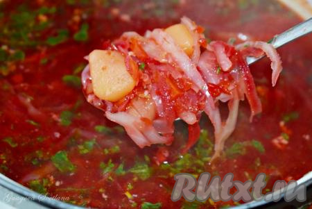 Выключаем огонь и даем борщу со свеклой и капустой настоятся под крышкой 10-15 минут. Наш вкуснейший, ароматнейший, очень яркий и полезный постный борщ готов!