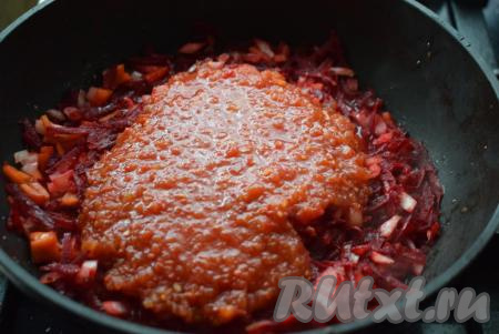 Томим овощи на медленном огне, иногда помешивая, до прозрачности (примерно, 10-15 минут). Затем добавляем к овощам томат или томатную пасту (если вы используете томатную пасту, тогда предварительно разведите ее в стакане кипяченой&nbsp;воды до однородной консистенции).