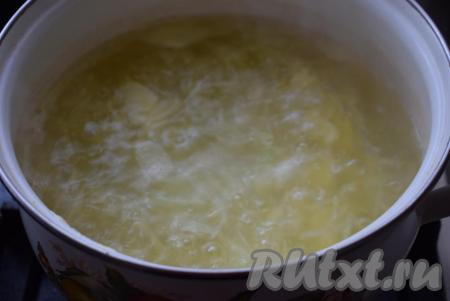 Когда капуста станет мягкой и начнет опускаться на дно кастрюли, добавляем зажарку.