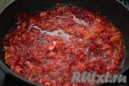 Томим овощи с томатом на медленном огне, примерно, 8-10 минут и выключаем огонь. Зажарка для постного борща готова.