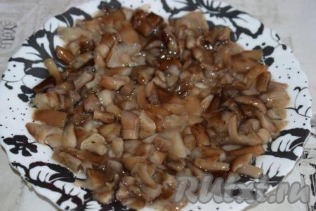 Маринованные опята достать из банки и хорошо промыть (этот шаг не стоит пропускать, так как грибной рассол будет тянуться нитями в готовом салате, а значит салатик будет иметь непривлекательный вид). Нарезать грибы мелко и добавить в салат из картофеля и горошка.