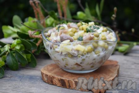 Выложить салат с маринованными опятами и картофелем в салатник для подачи, посыпать его сверху мелко нарезанной зеленью и дать ему охладиться 20-30 минут в холодильнике.